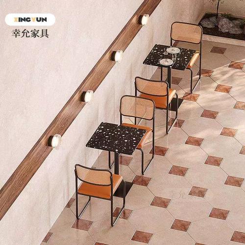 南亚风藤编餐椅与水磨石餐桌 小吃店、咖啡厅与餐饮空间的理想桌椅组合方案
